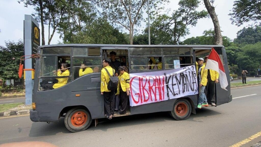 BEM UI Gelar Demo di Bundaran HI dan Picu Kepadatan Lalu Lintas