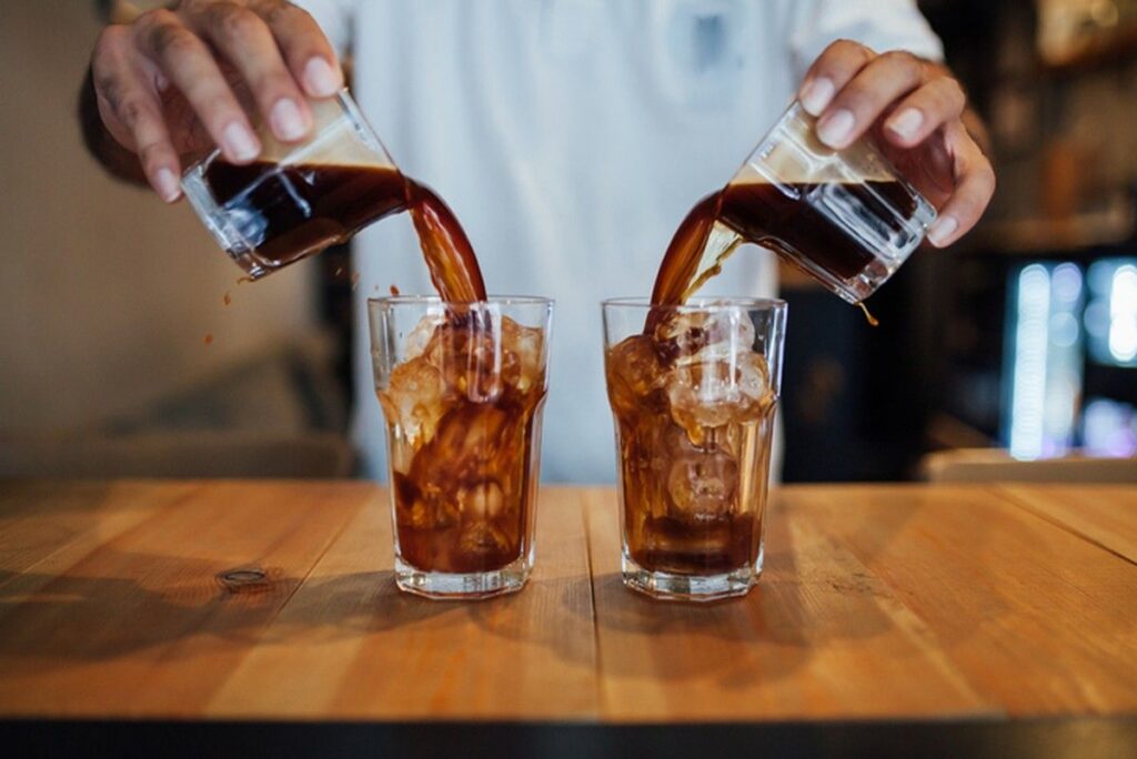 5 Tips Minum Kopi Saat Musim Panas Agar Tetap Terhidrasi