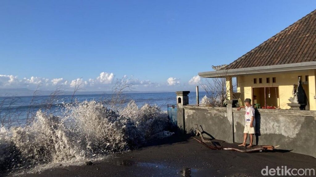 Gelombang Tinggi Menerjang Permukiman Pesisir Pantai Monggalan Bali