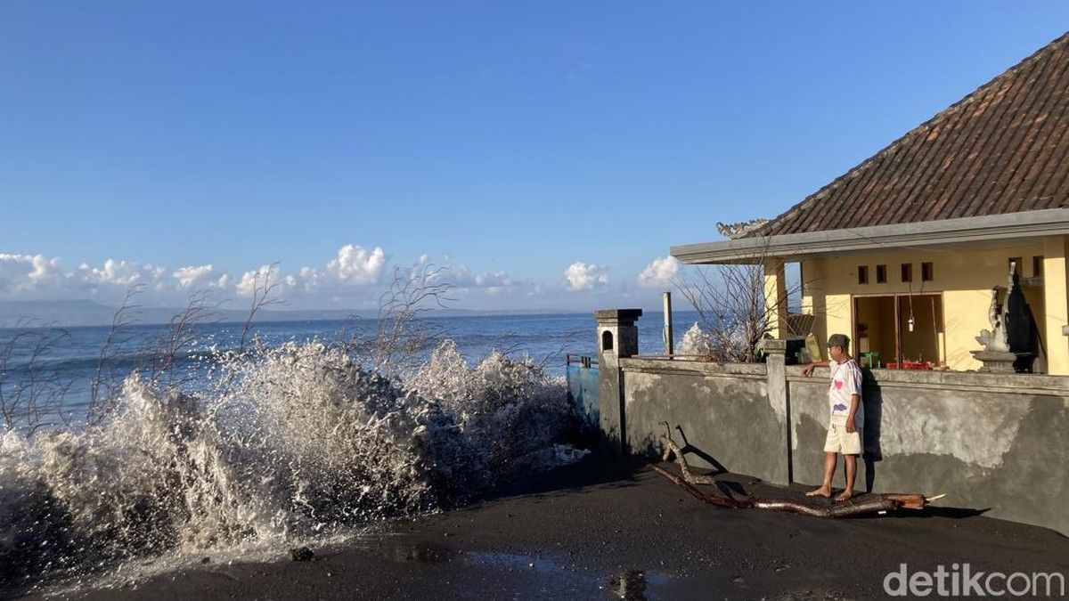 Gelombang Tinggi Menerjang Permukiman Pesisir Pantai Monggalan Bali
