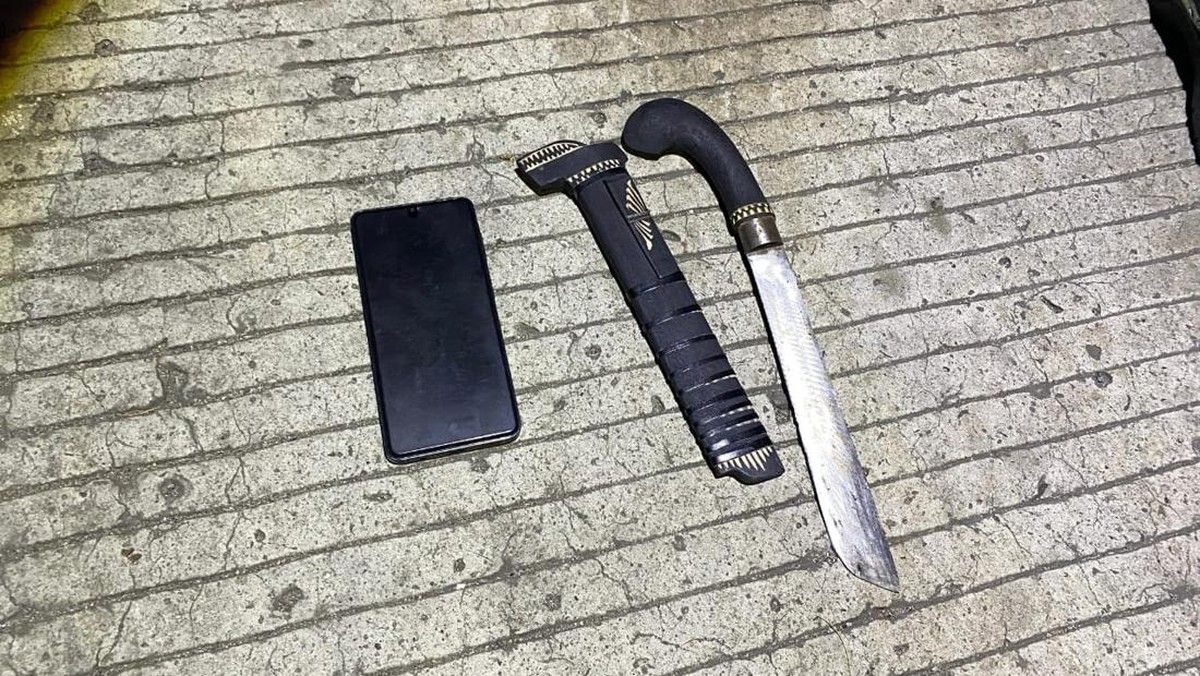 Polisi Sita Golok dari Pemuda di Jalan Tubagus Angke