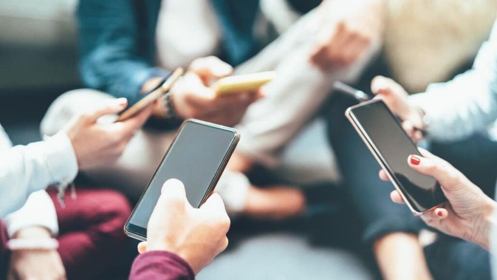 Studi Ungkap Kehadiran Smartphone Pemicu Penurunan Angka Kelahiran Global