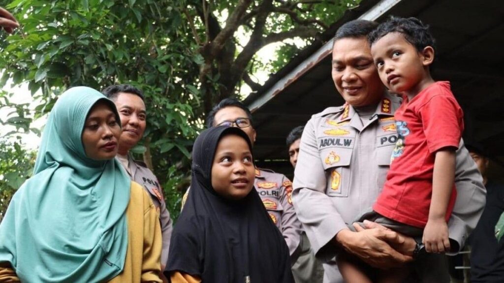 Kapolres Metro Depok Bantu Bocah SD Viral yang Mengamen
