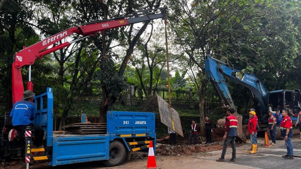 Petugas Mulai Cor Permanen Jalan Amblas di Lenteng Agung