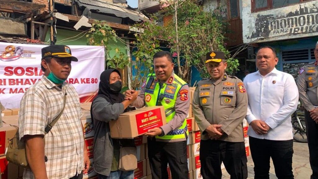 Polri Salurkan Sembako untuk Korban Kebakaran Pasar Jiung