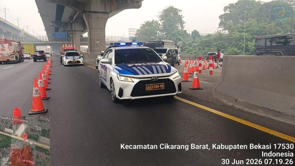 Polisi Berlakukan Contraflow di Tol Jakarta Cikampek