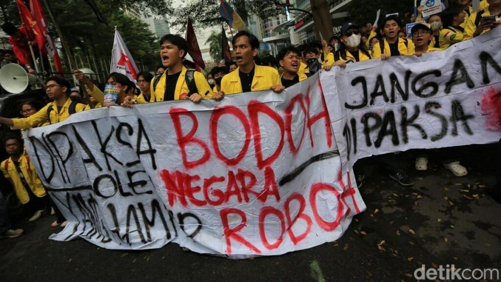 Mahasiswa Gelar Aksi Demo Serentak di Berbagai Kota Jelang Reformasi