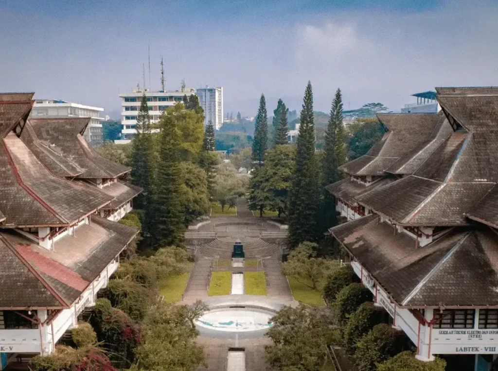 Tracer Study ITB Ungkap Alumni Raih Gaji Rp119,5 Juta per Bulan