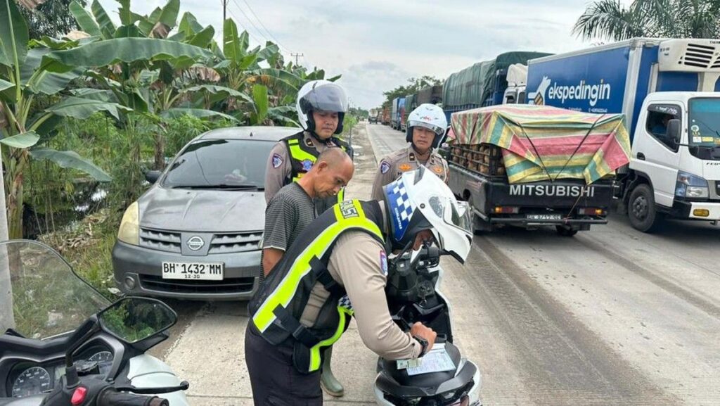 Polisi Urai Kemacetan Panjang di Jalan Lintas Timur Pelalawan Riau akibat Penimbunan Jalan