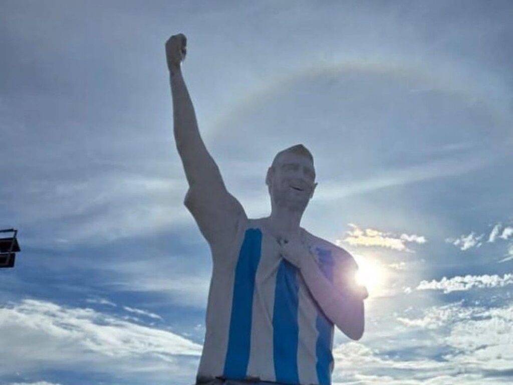 Argentina Meresmikan Patung Raksasa Lionel Messi di Patagonia
