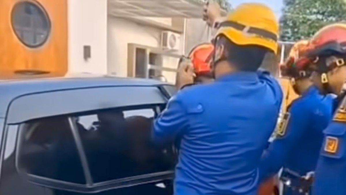 Damkar Evakuasi Anak Terkunci di Mobil Menyala di Cibinong