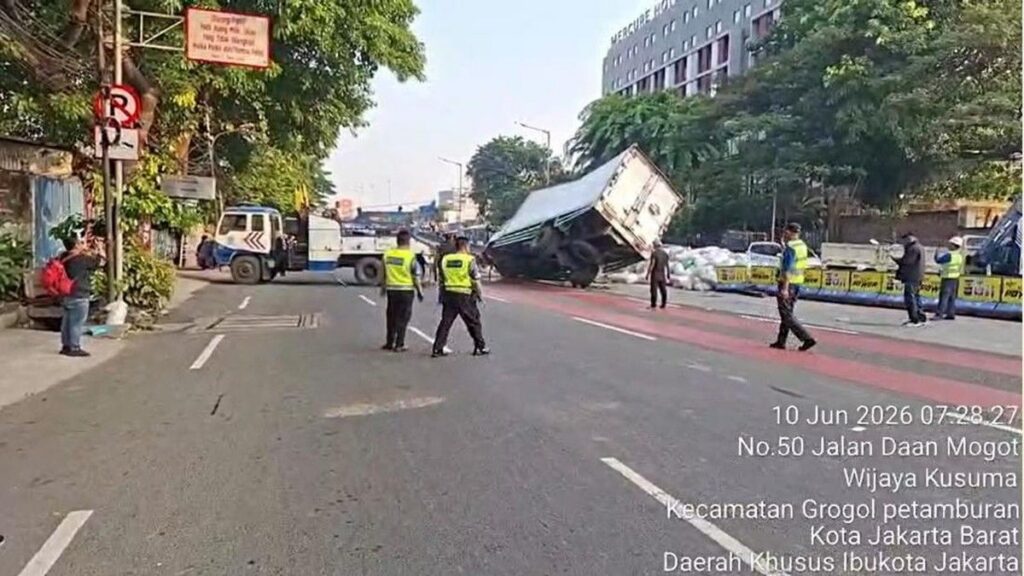 Mobil Boks Terbalik di Flyover Pesing Akibat Tersalip Kendaraan Lain