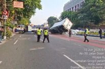 Mobil Boks Terbalik di Flyover Pesing Akibat Tersalip Kendaraan Lain