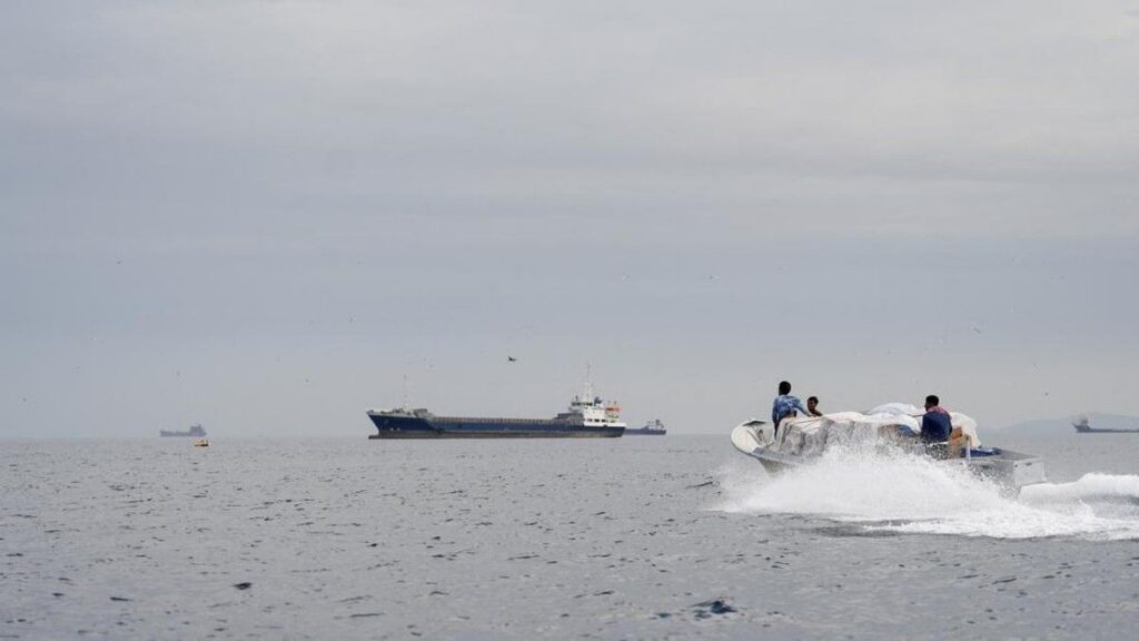 Iran Desak Pasukan Asing Tinggalkan Selat Hormuz Pasca-Insiden Helikopter AS