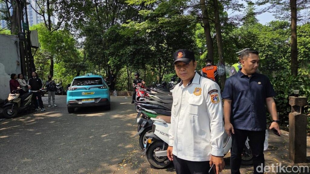 Dishub DKI Jakarta Tertibkan Belasan Titik Parkir Liar