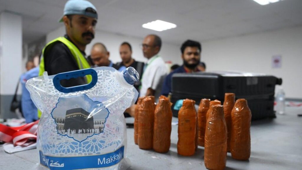 Petugas Bongkar Koper Jemaah Haji yang Nekat Simpan Air Zamzam