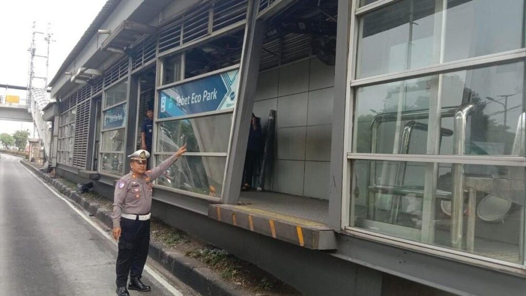 Polisi Memburu Sopir Truk Penabrak Halte Transjakarta Tebet Eco Park