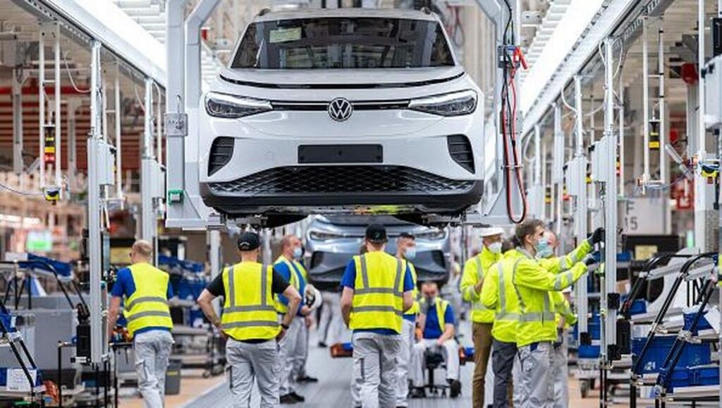 Volkswagen Berencana Pangkas 100 Ribu Pekerja Secara Global