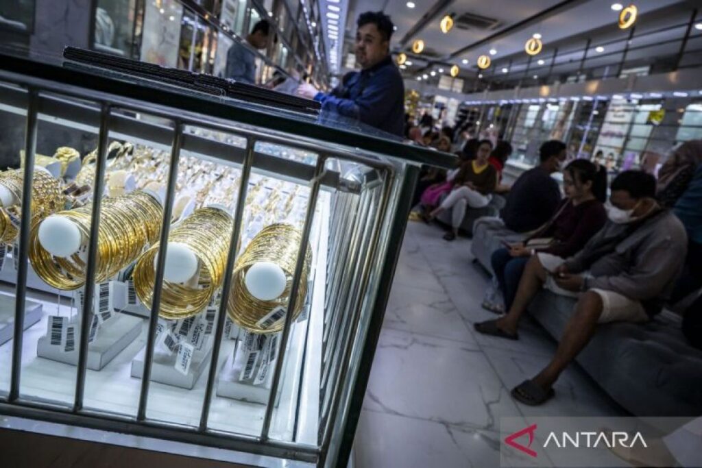 Harga Emas Antam Merosot Rp15.000 per Gram di Jakarta