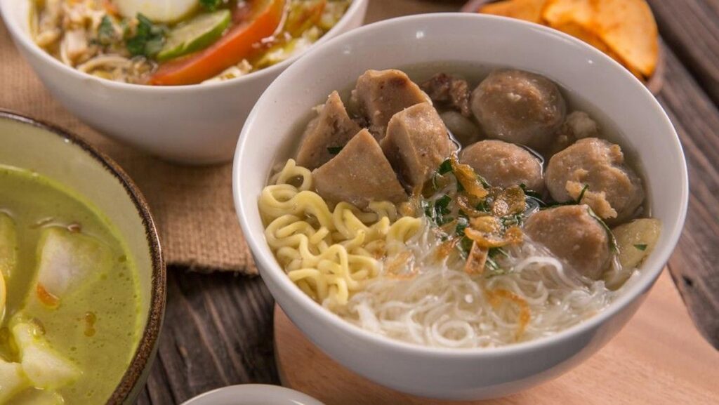 Mencoba Tiga Resep Bakso Sapi Rumahan yang Kenyal dan Gurih