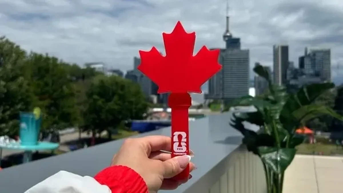 Suporter Piala Dunia 2026 Toronto Buru Suvenir Canadian Clapper