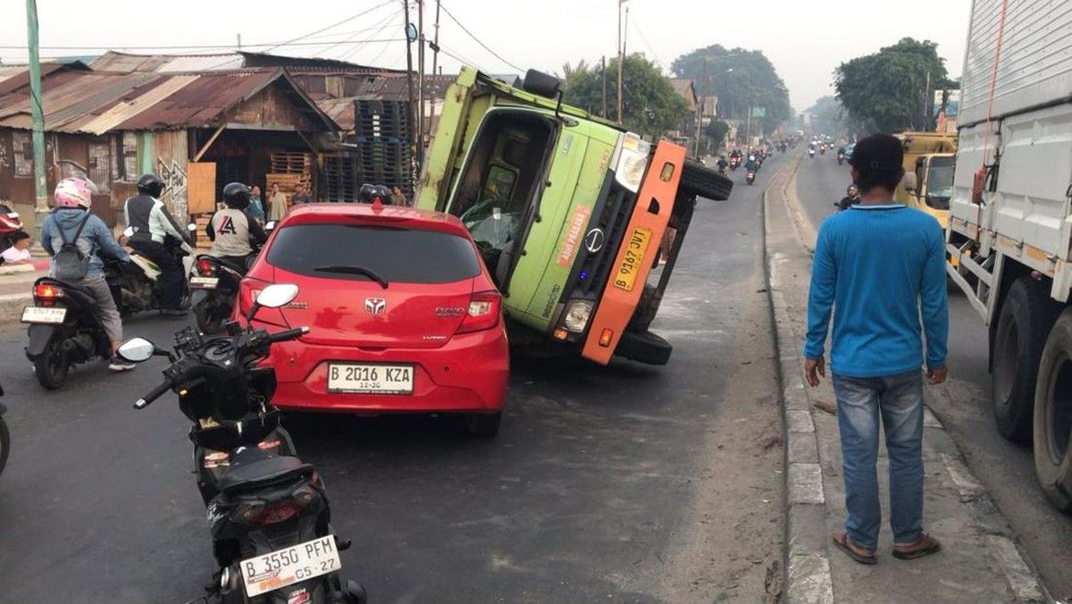 Kecelakaan Truk dan Mobil di Jembatan BKT Cakung Picu Kemacetan Arus Lalu Lintas