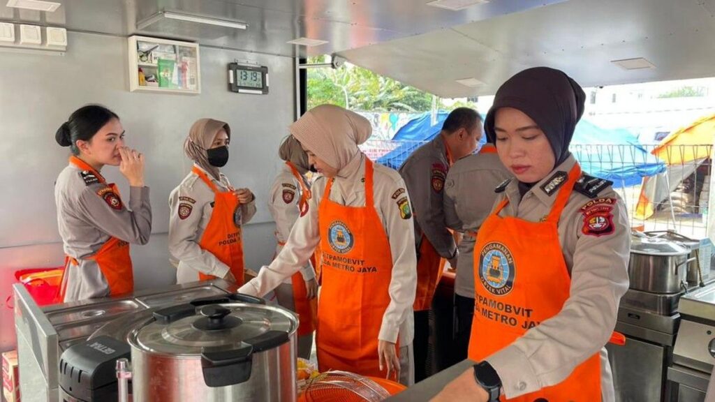 Polda Metro Jaya Bagikan 500 Makanan Korban Kebakaran Kemayoran