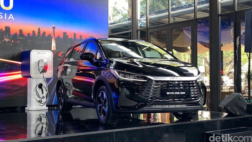 BYD Indonesia Luncurkan M6 DM Varian Classic dan Cross