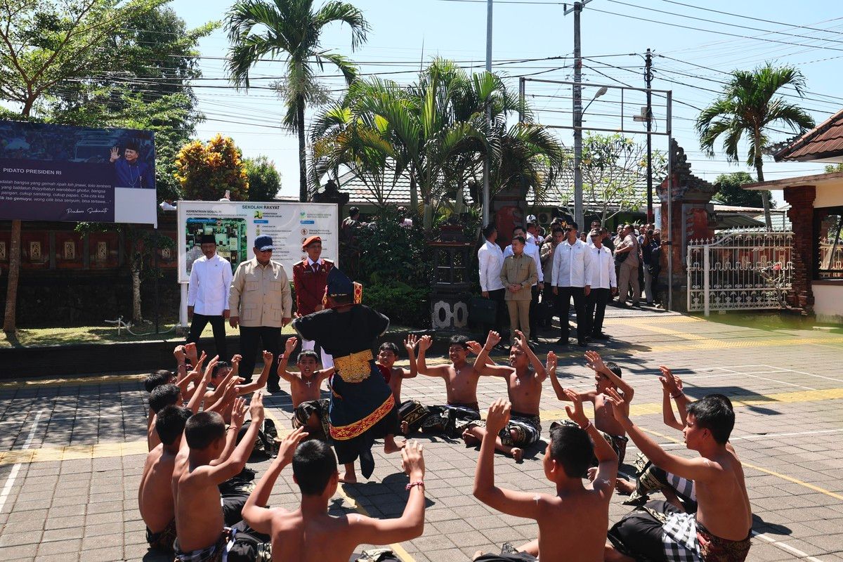 Presiden Prabowo Subianto Apresiasi Penampilan Tari Kecak Siswa SRMP 17 Tabanan Bali