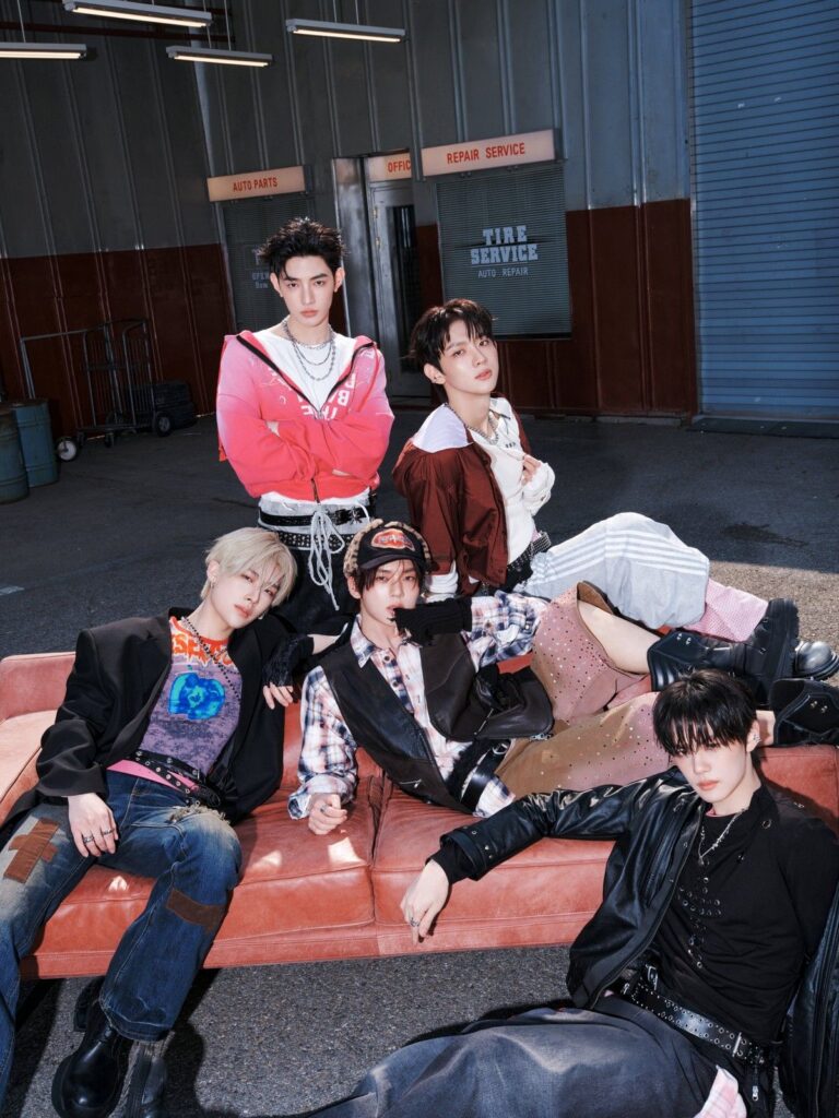 Grup K-Pop AND2BLE Cetak Sejarah Lewat Album Debut Sequence 01 Curiosity