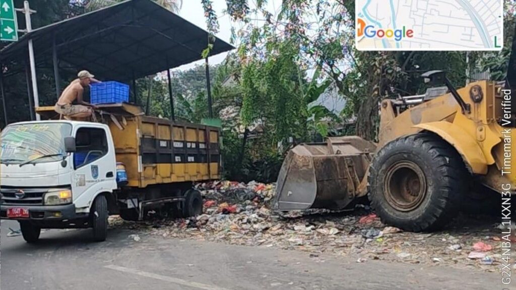 DLHK Kota Depok Bersihkan Sampah Menumpuk di TPS Tanah Baru