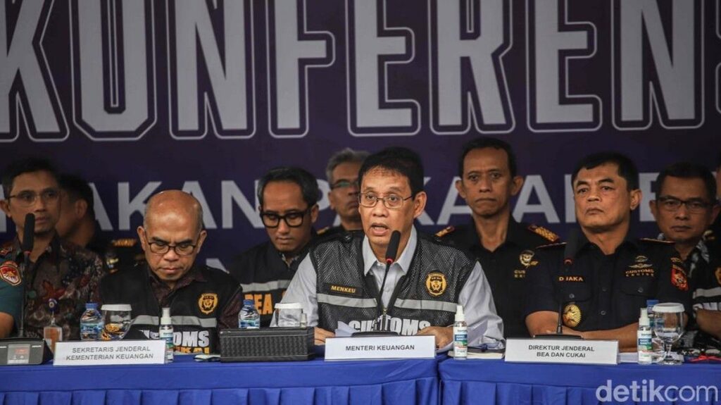 Bea Cukai Sita Ribuan Bal Pakaian Bekas Impor Ilegal