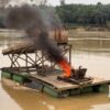 Polsek Cerenti Bakar Puluhan Rakit Penambangan Emas Ilegal di Kuansing