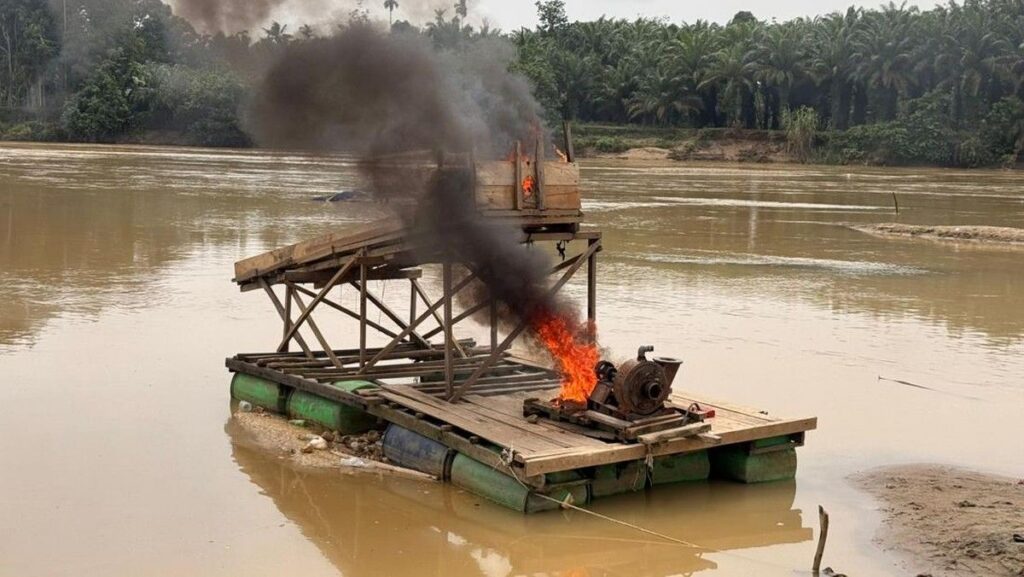 Polsek Cerenti Bakar Puluhan Rakit Penambangan Emas Ilegal di Kuansing