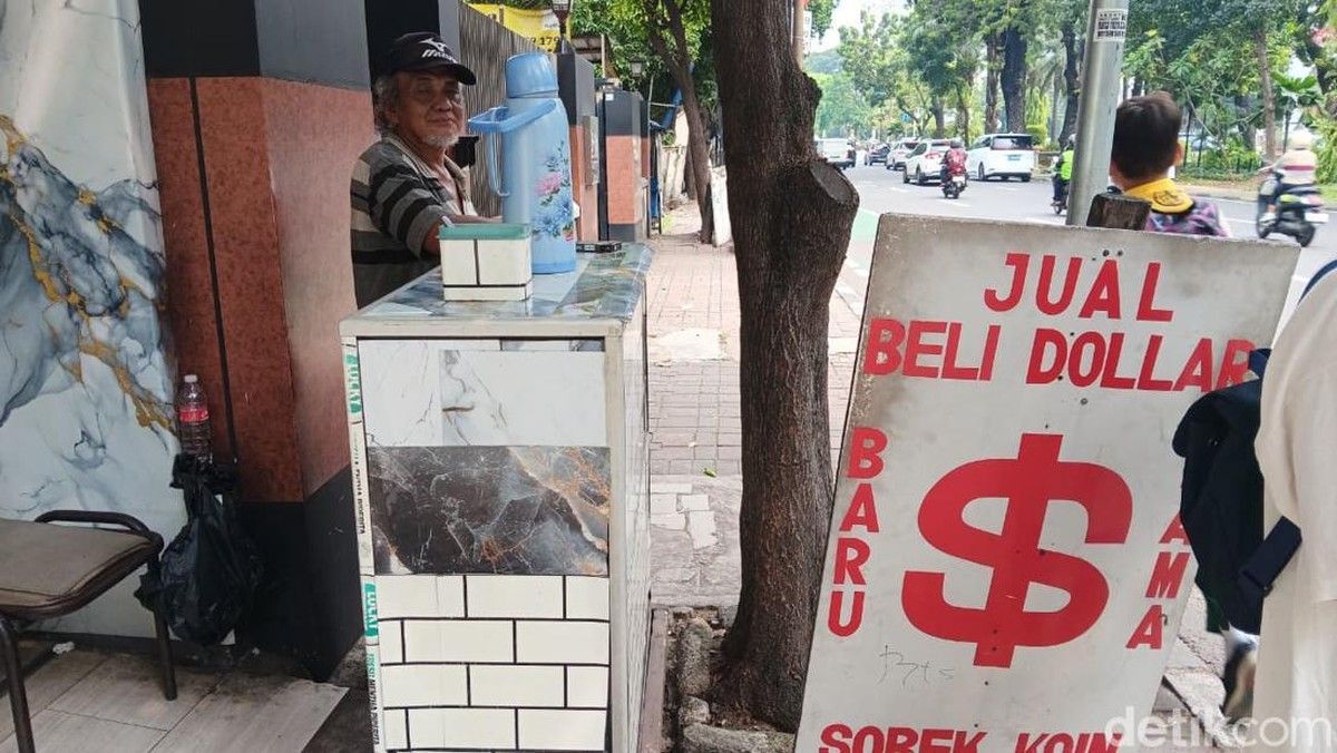 Pedagang Valas Kaki Lima Kwitang Bertahan Hadapi Sepi Transaksi