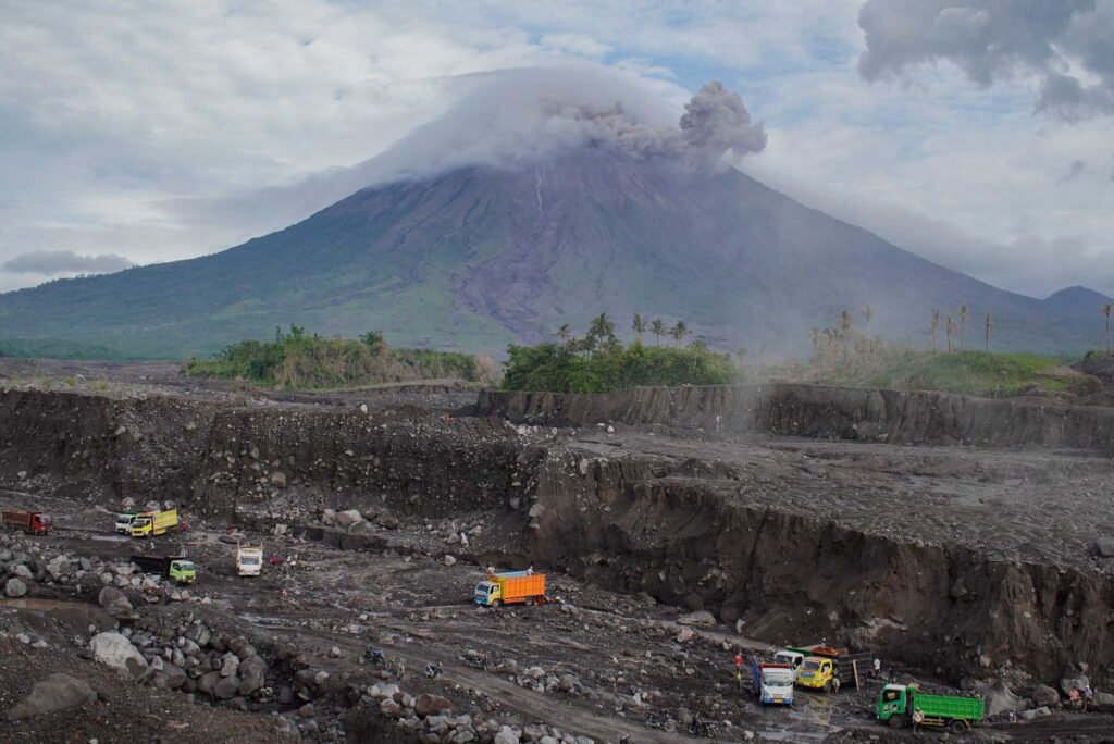 Gunung Semeru Erupsi Lagi dan Merenggut Nyawa Penambang Pasir