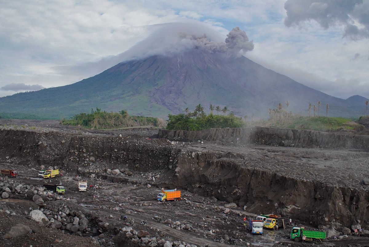 Gunung Semeru Erupsi Lagi dan Merenggut Nyawa Penambang Pasir