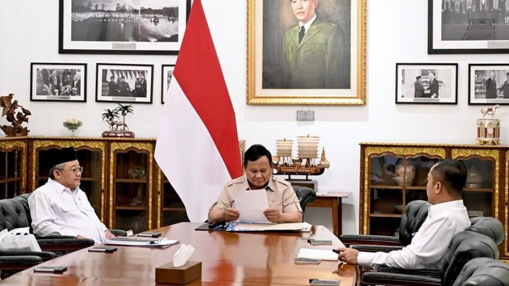 Prabowo Subianto Terima Surat Apresiasi Siswa SMK Negeri 1 Sorong