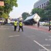 Mobil Box Terguling di Flyover Pesing Setelah Dihindari Kendaraan Lain
