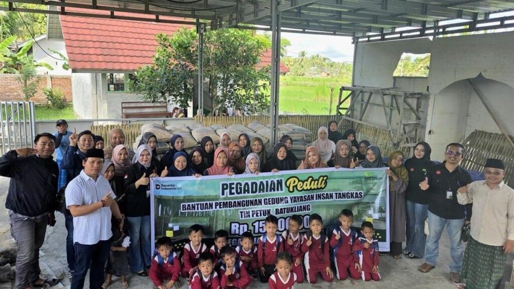 Pegadaian Praya Salurkan Bantuan Kelas Baru di Lombok Tengah