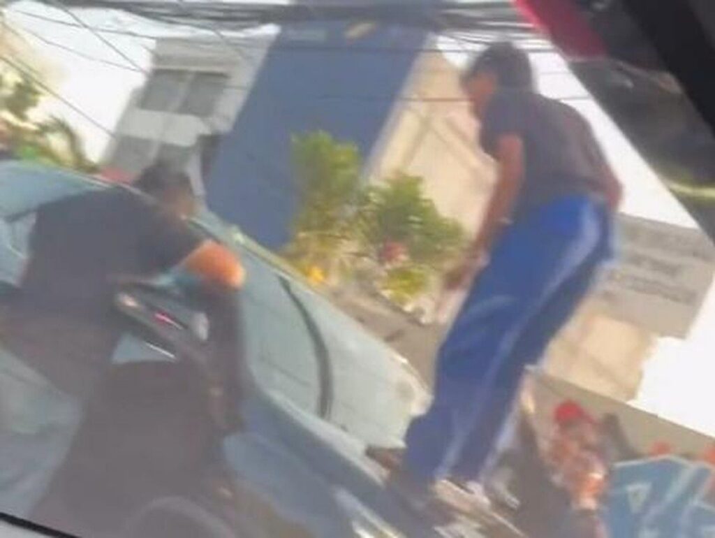 Warga Rusak Mobil Toyota Fortuner di Tanah Abang