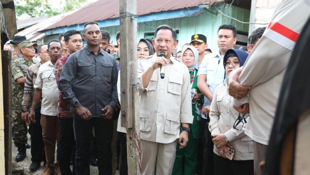 Tito Karnavian Tinjau Program Bedah Rumah di Jakarta Barat