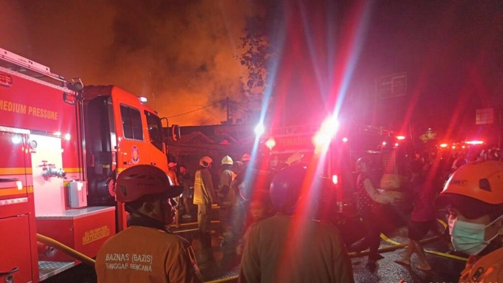 Kebakaran Hanguskan Permukiman Padat Kemayoran Petugas Amankan Lokasi