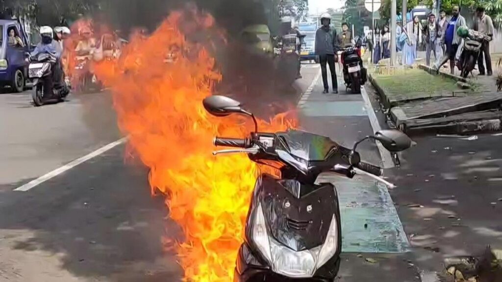 Motor Mio Hangus Terbakar di Jalan Pajajaran Kota Bogor
