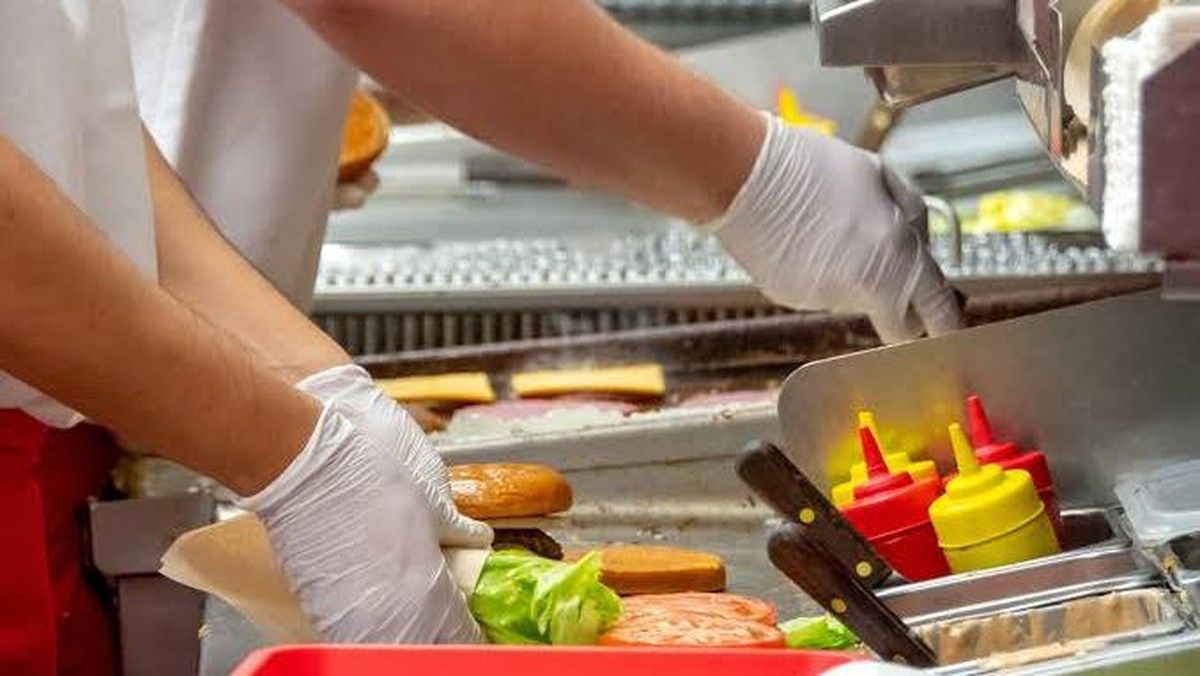 Polisi Tangkap Tiga Karyawan Wendy’s Usai Sajikan Makanan dari Tempat Sampah