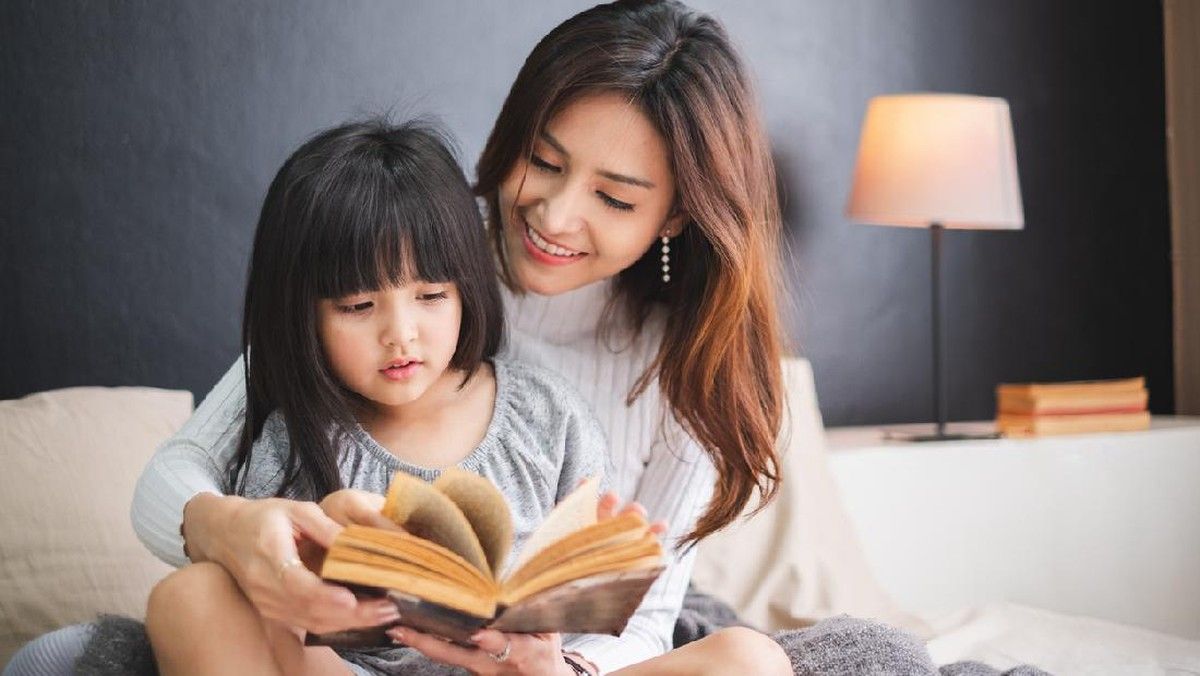 Mendongeng Sebelum Tidur Tingkatkan Kedekatan Orang Tua dan Anak sejak Dini