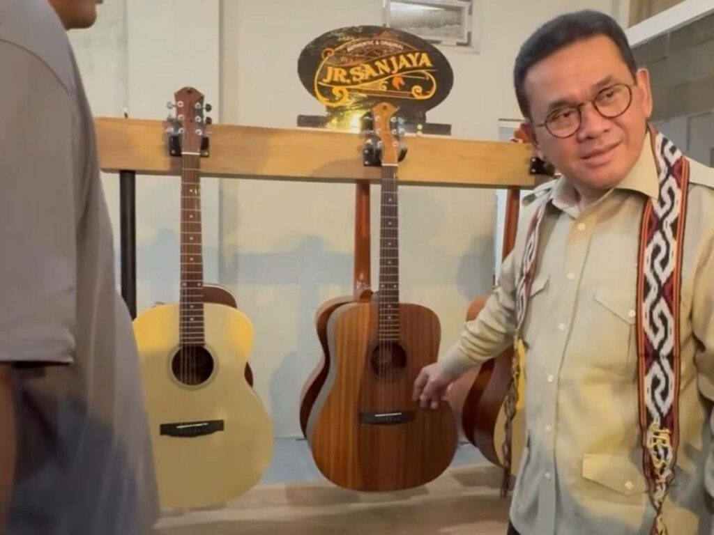 Mendag Budi Santoso Dorong Gitar JR Sanjaya Tembus Pasar Ekspor