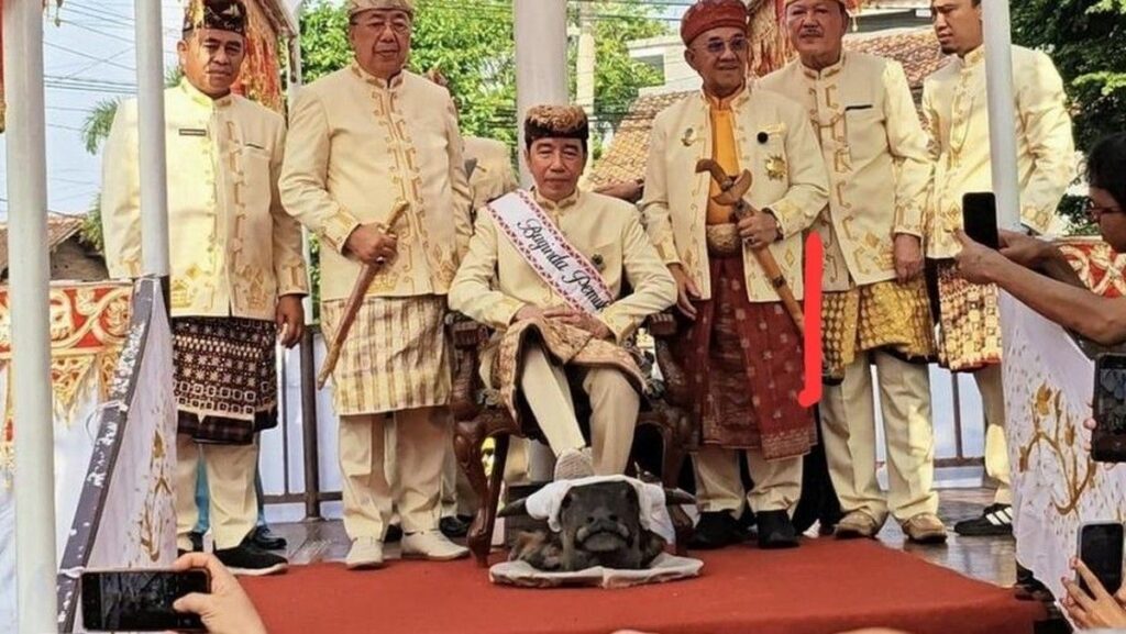 Jokowi Terima Gelar Adat Baginda Pemuka Bangsa di Lampung