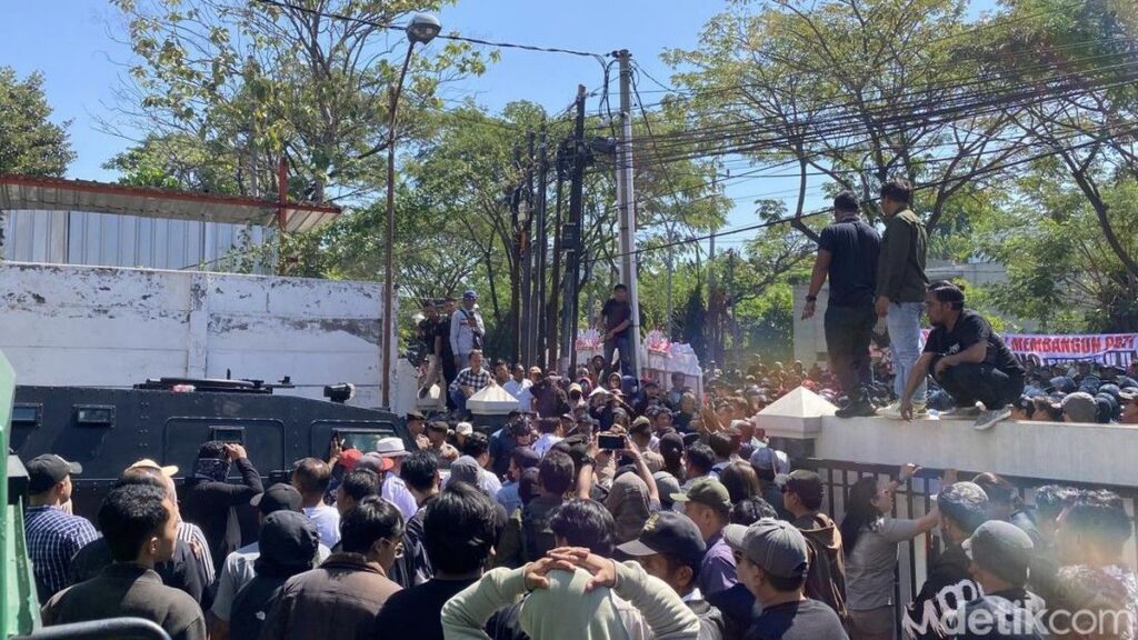 Massa Pendukung Eks Bupati Pati Sudewo Ricuh di Pengadilan Tipikor Semarang
