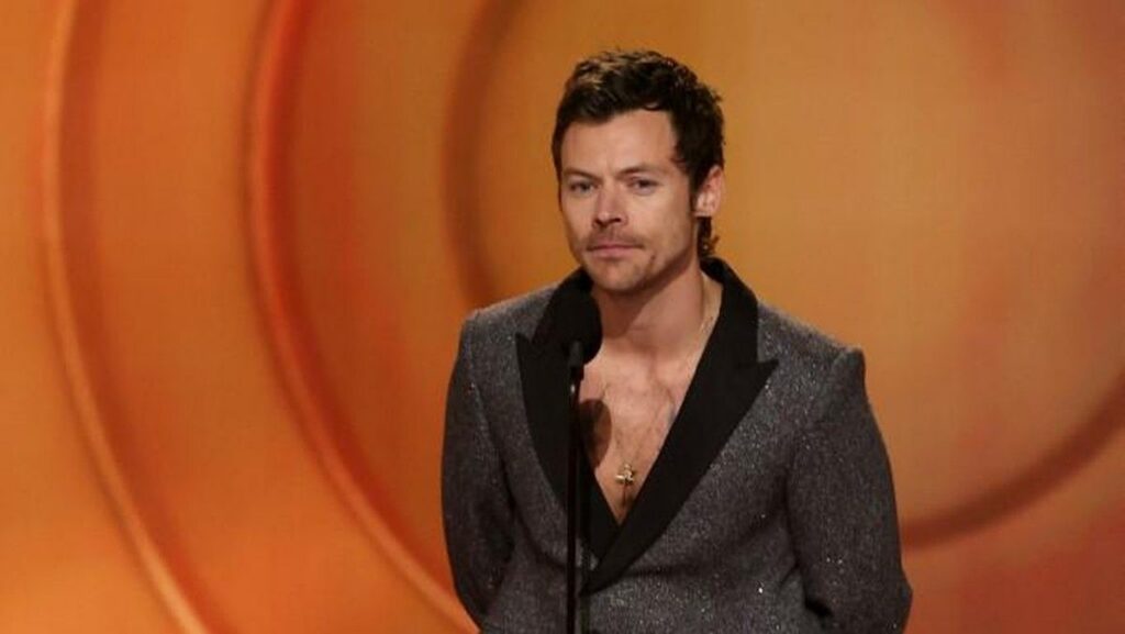 Harry Styles Tersedak Air di Panggung Wembley London